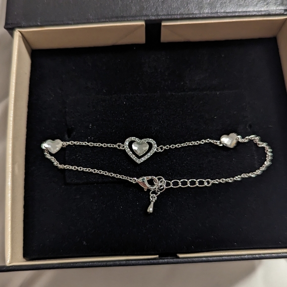 DSE Swarovski woman's heart bracelet New in box - Picture 2 of 2